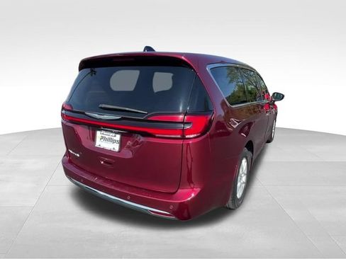Used 2023 Chrysler Pacifica Touring-L FWD image 6
