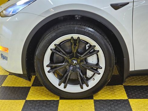 Used 2021 Tesla Model Y Long Range image 9