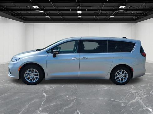Used 2024 Chrysler Pacifica Touring-L FWD image 2