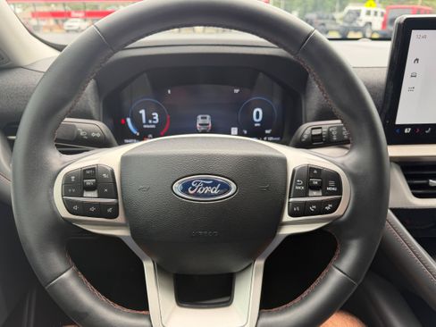 Used 2025 Ford Explorer Active AWD/4WD image 3