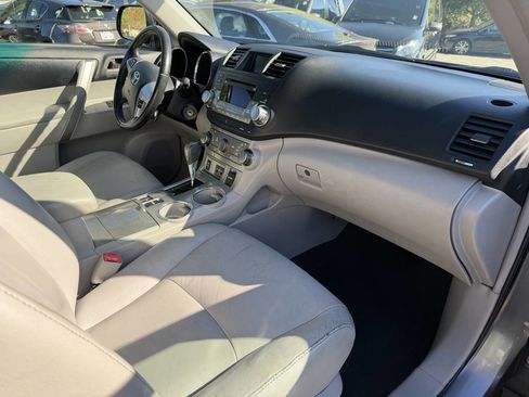 Used 2012 Toyota Highlander SE image 16
