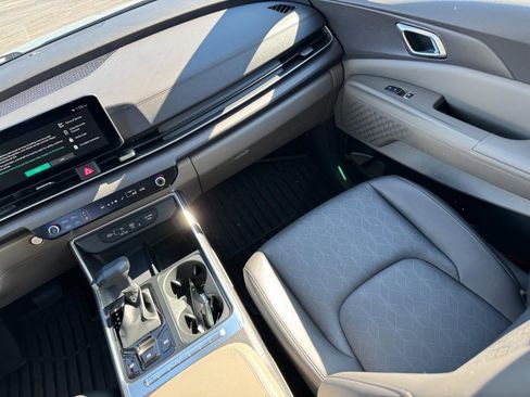 Used 2025 Kia Carnival EX image 16