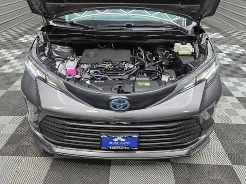Used 2023 Toyota Sienna XLE FWD image 40