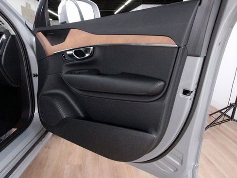 Certified 2025 Volvo XC90 B6 Plus w/ Protection Package Premier image 23