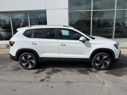 New 2026 Volkswagen Taos SE AWD/4WD image 2