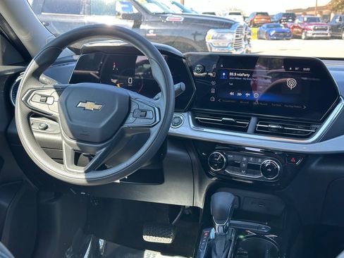 Certified 2025 Chevrolet Trax LT FWD image 13