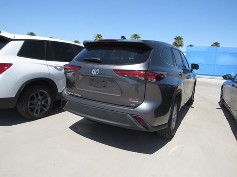 Used 2023 Toyota Highlander LE FWD image 3