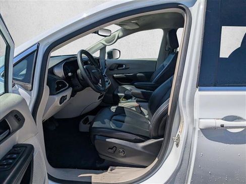 Used 2023 Chrysler Pacifica Touring-L FWD image 14