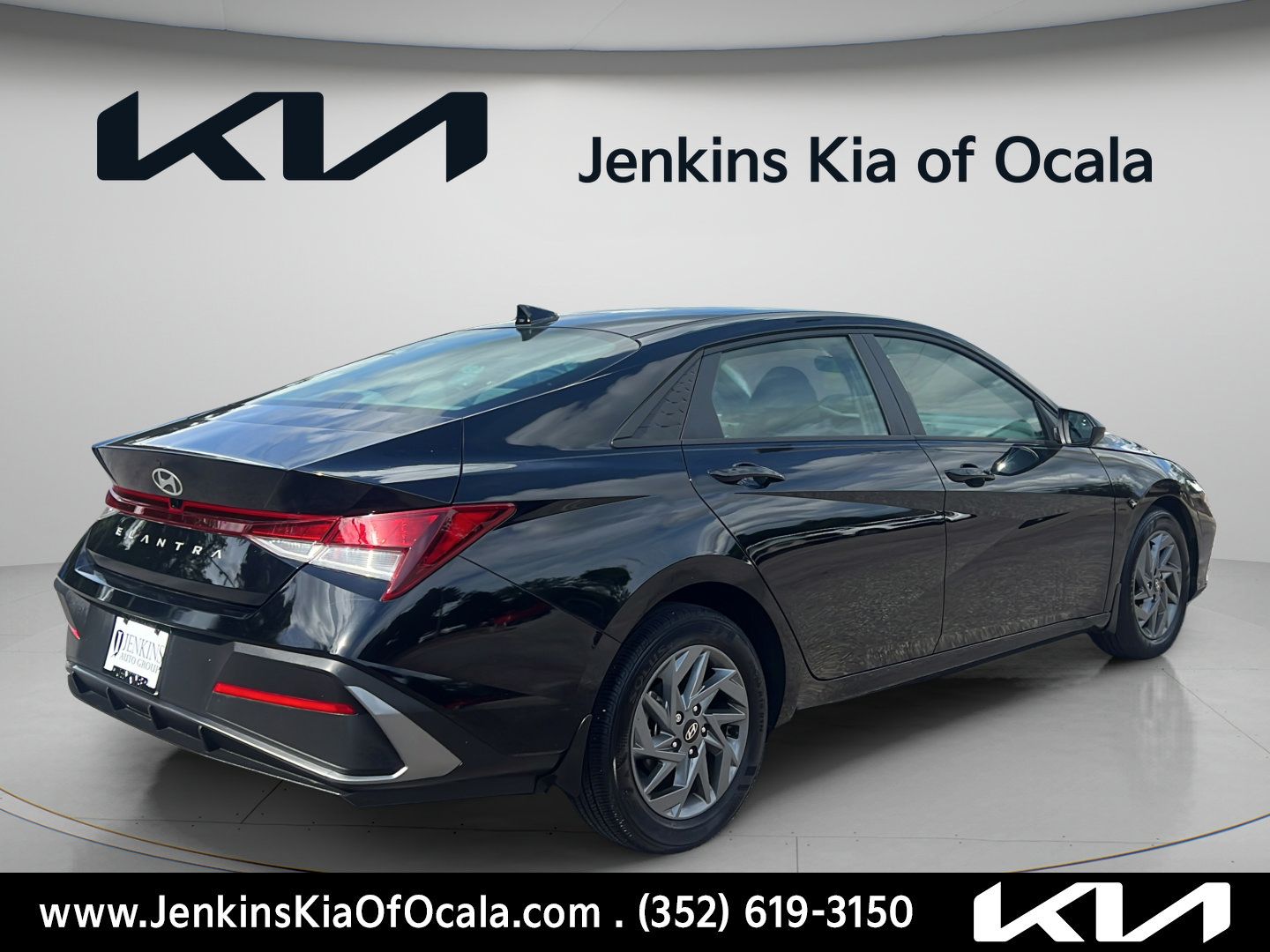 Used 2024 Hyundai Elantra SEL FWD image 3
