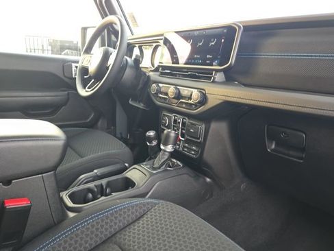 Used 2025 Jeep Wrangler Unlimited Rubicon 4xe image 20