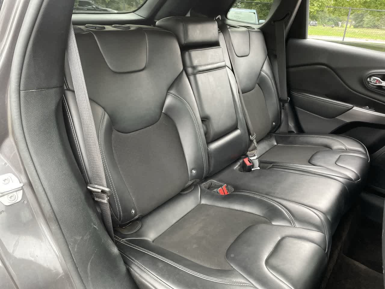 Used 2019 Jeep Cherokee Latitude Plus w/ Comfort/Convenience Group FWD image 15