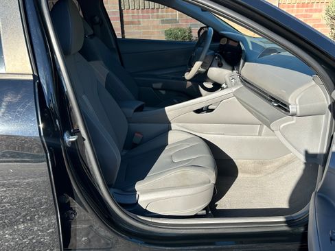 Used 2023 Hyundai Elantra SEL w/ Convenience Package image 11