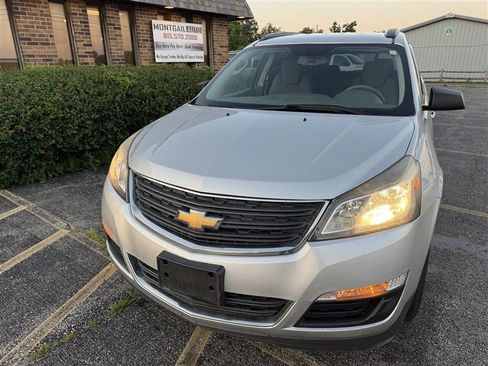 Used 2017 Chevrolet Traverse LS FWD image 2