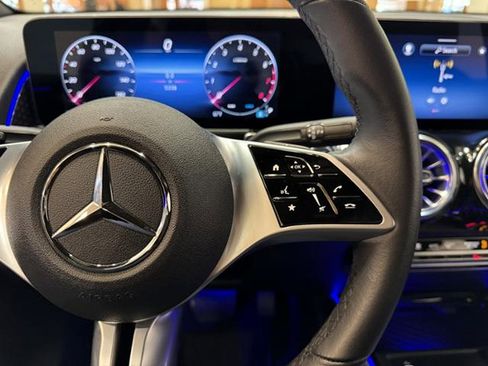 Used 2025 Mercedes-Benz GLB 250 image 17