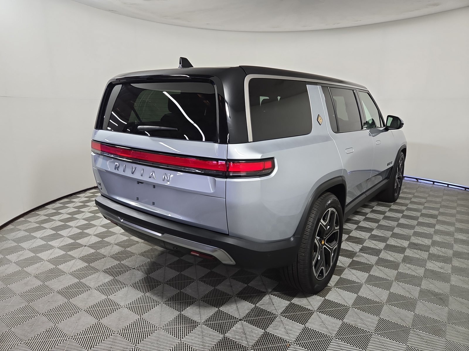 Used 2025 Rivian R1S Adventure Dual AWD/4WD image 5
