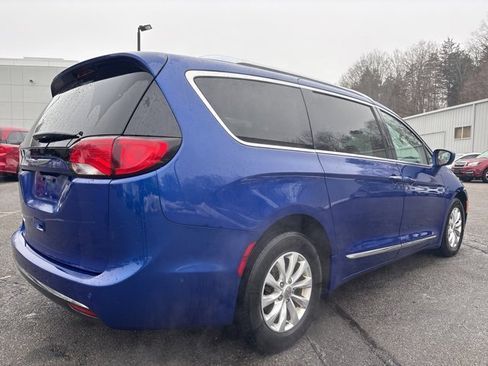Used 2019 Chrysler Pacifica Touring-L w/ Advanced Safetytec Group image 3