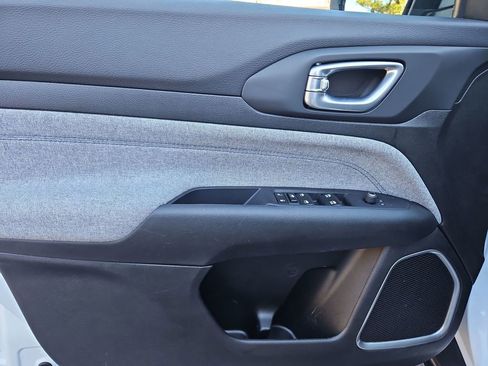 Used 2024 Jeep Compass Latitude image 23