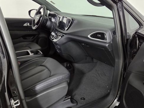 New 2026 Chrysler Pacifica Select image 33