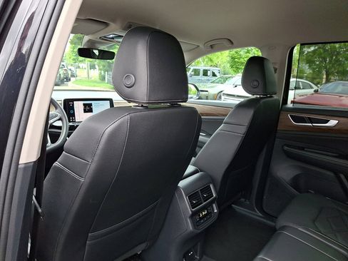 Used 2025 Volkswagen Atlas SE AWD/4WD image 21