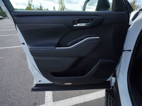 Used 2024 Toyota Highlander LE image 15