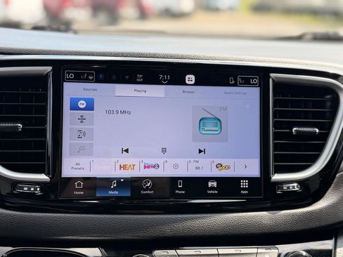 Used 2026 Chrysler Pacifica Select FWD image 31