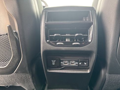 Used 2023 Jeep Grand Cherokee Overland AWD/4WD image 34
