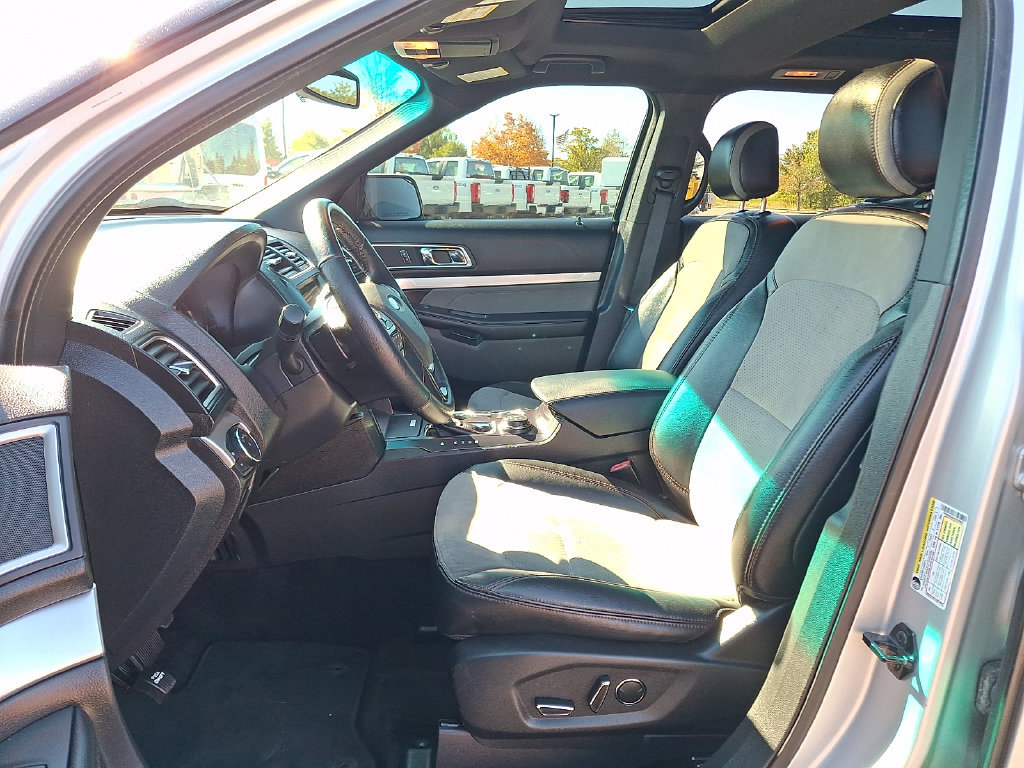 Used 2017 Ford Explorer XLT w/ Equipment Group 202A AWD/4WD image 15