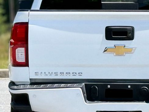 Used 2018 Chevrolet Silverado 1500 LTZ Z71 w/ LTZ Plus Package AWD/4WD image 15
