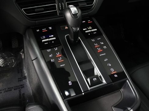 Certified 2023 Porsche Macan AWD/4WD image 18