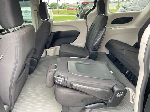 Used 2018 Chrysler Pacifica Touring Plus w/ Tire & Wheel Group FWD image 14