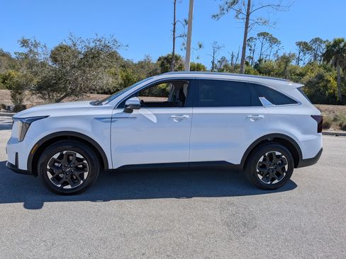 Certified 2025 Kia Sorento S image 9