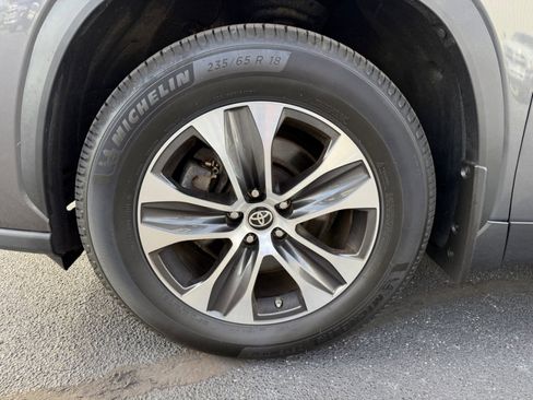 Used 2021 Toyota Highlander XLE image 39