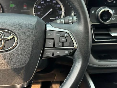 Used 2020 Toyota Highlander XLE AWD/4WD image 32