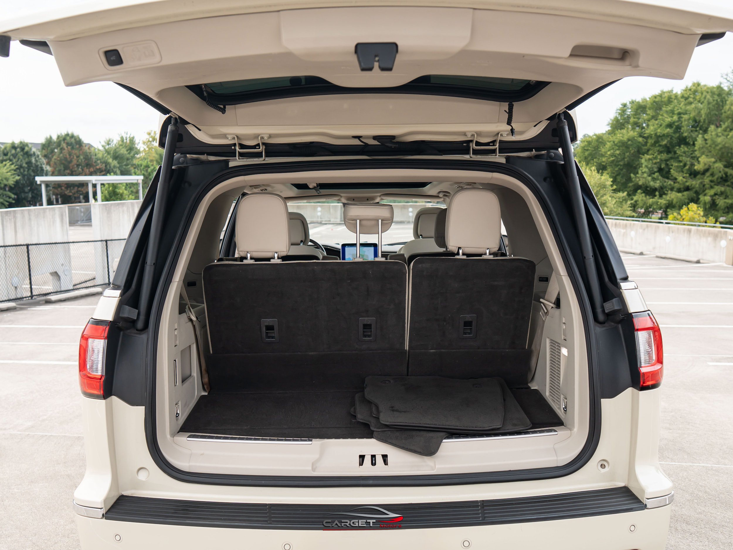 Used 2018 Lincoln Navigator Select w/ Technology Package RWD image 48