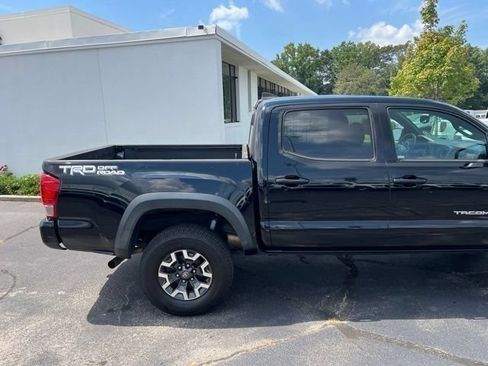 Used 2017 Toyota Tacoma TRD Off-Road w/ Premium & Technology Package RWD image 3