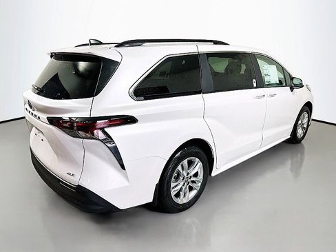 New 2026 Toyota Sienna XLE image 6
