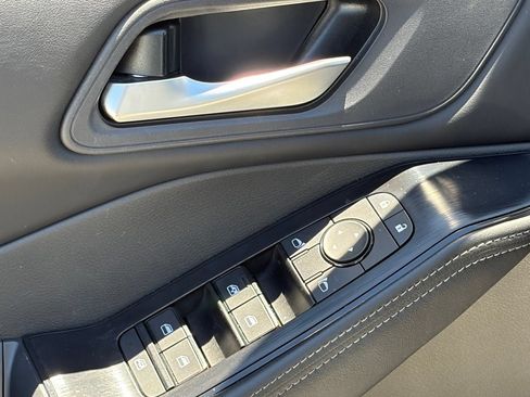Used 2025 Nissan Rogue SV FWD image 6