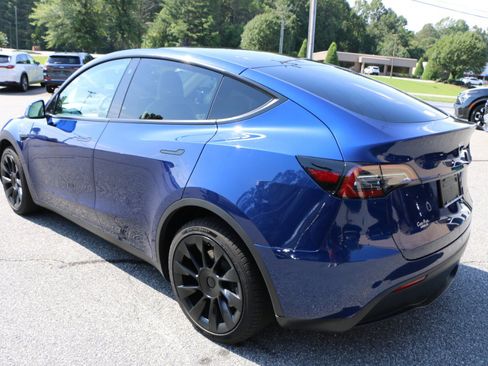 Used 2022 Tesla Model Y Long Range AWD/4WD image 3