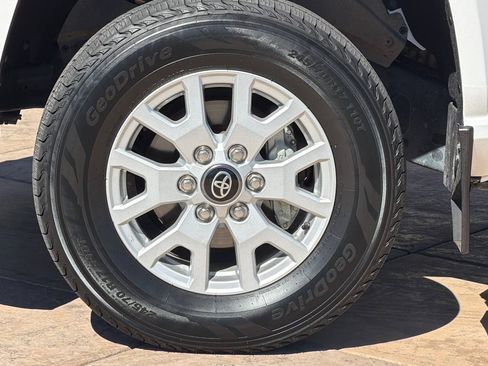Certified 2024 Toyota Tacoma SR5 AWD/4WD image 33