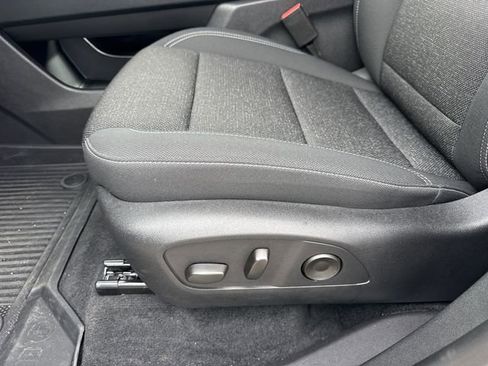 Used 2025 Chevrolet Traverse LT w/ Sun and Wheel Package image 11