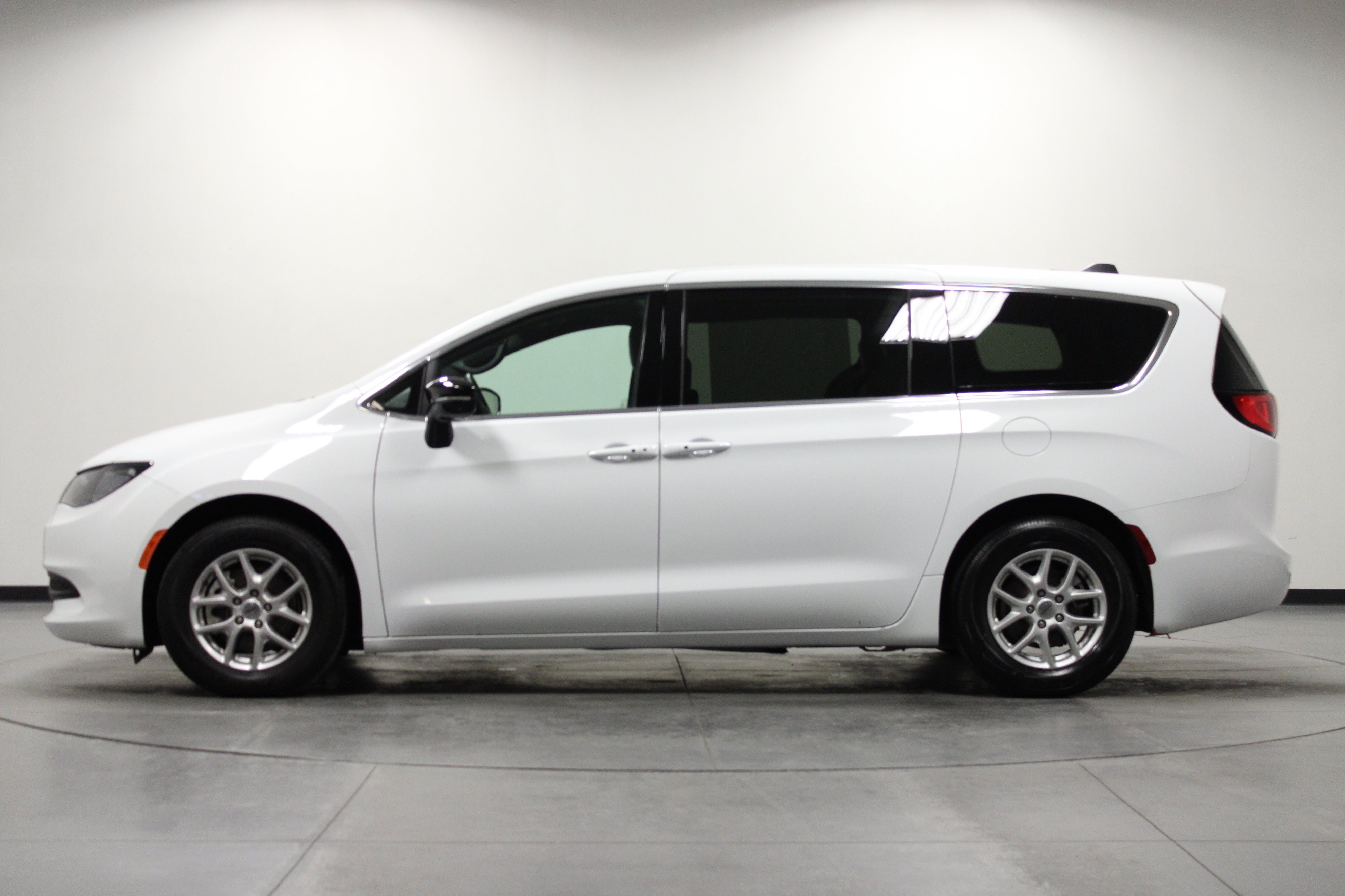 Used 2025 Chrysler Voyager LX FWD image 7