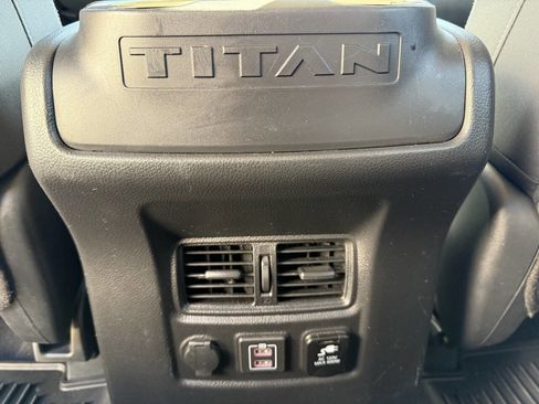Used 2022 Nissan Titan SV w/ SV Convenience Package image 24