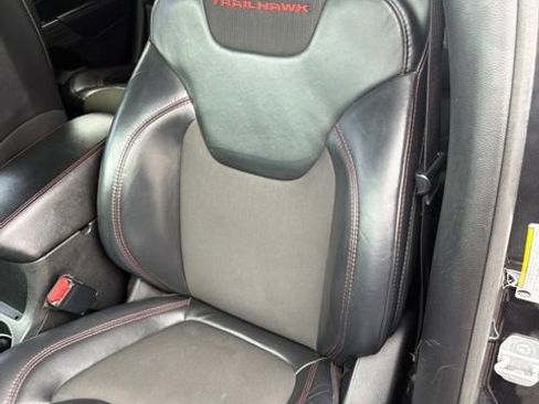 Used 2016 Jeep Cherokee Trailhawk AWD/4WD image 11