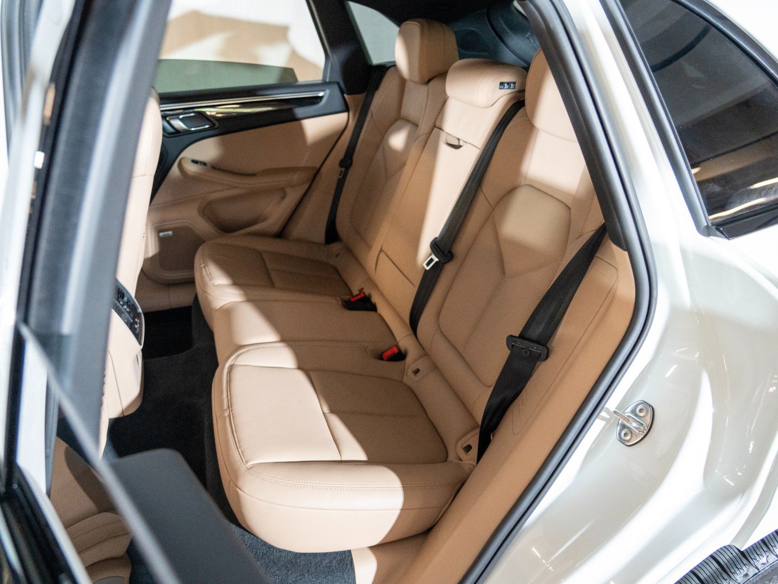 Certified 2023 Porsche Macan AWD/4WD image 23