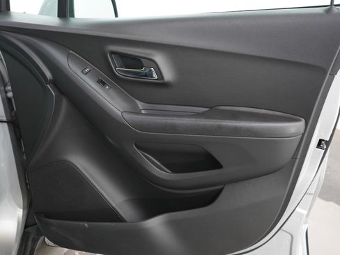 Used 2020 Chevrolet Trax LT w/ LT Convenience Package FWD image 11