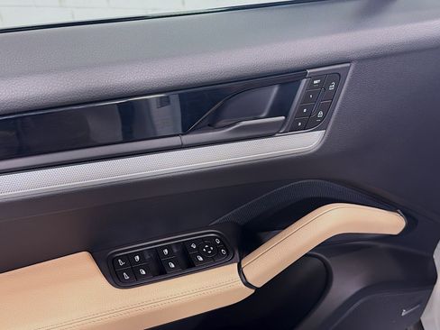 Certified 2025 Porsche Cayenne image 23