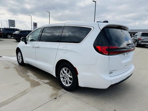 Used 2023 Chrysler Pacifica Touring-L image 37