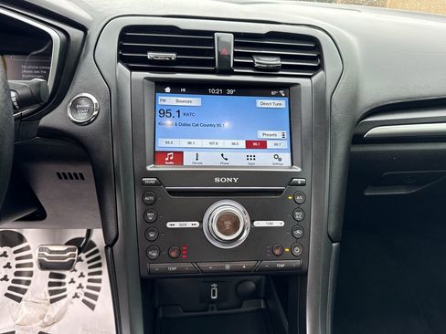 Used 2017 Ford Fusion SE FWD image 19
