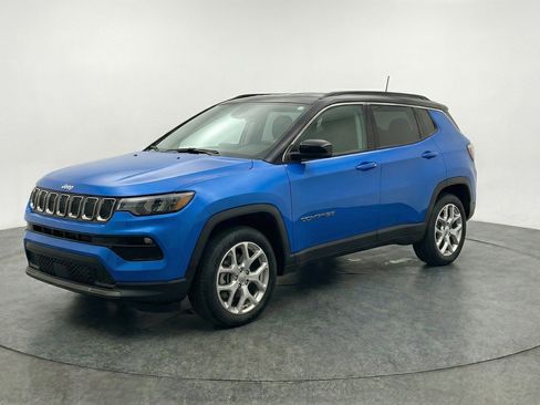 Used 2025 Jeep Compass Limited AWD/4WD image 3