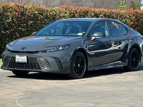 Used 2026 Toyota Camry SE FWD image 8
